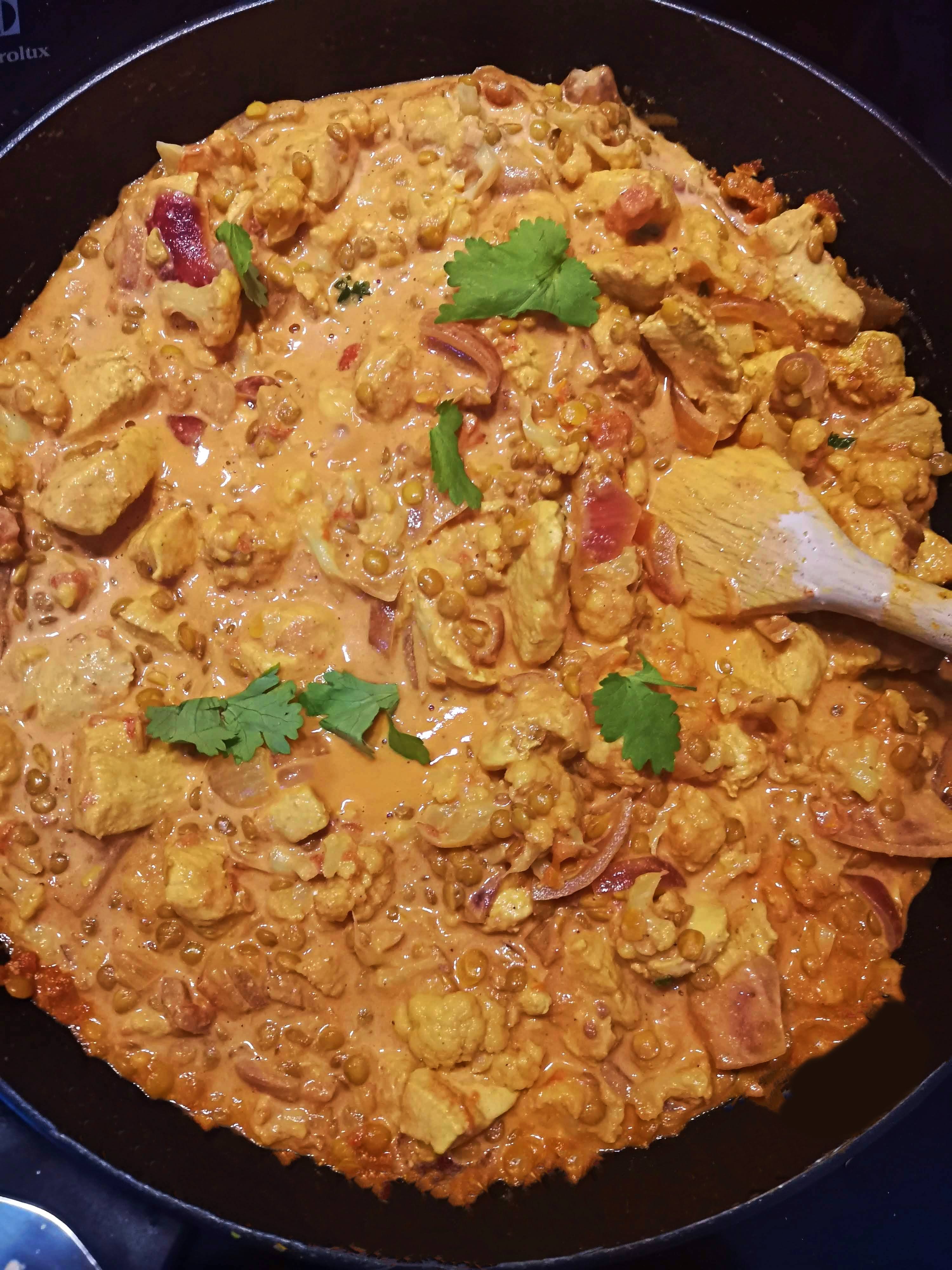 Dahl de poulet au curry – recette crémeuse et épicée, facile à préparer