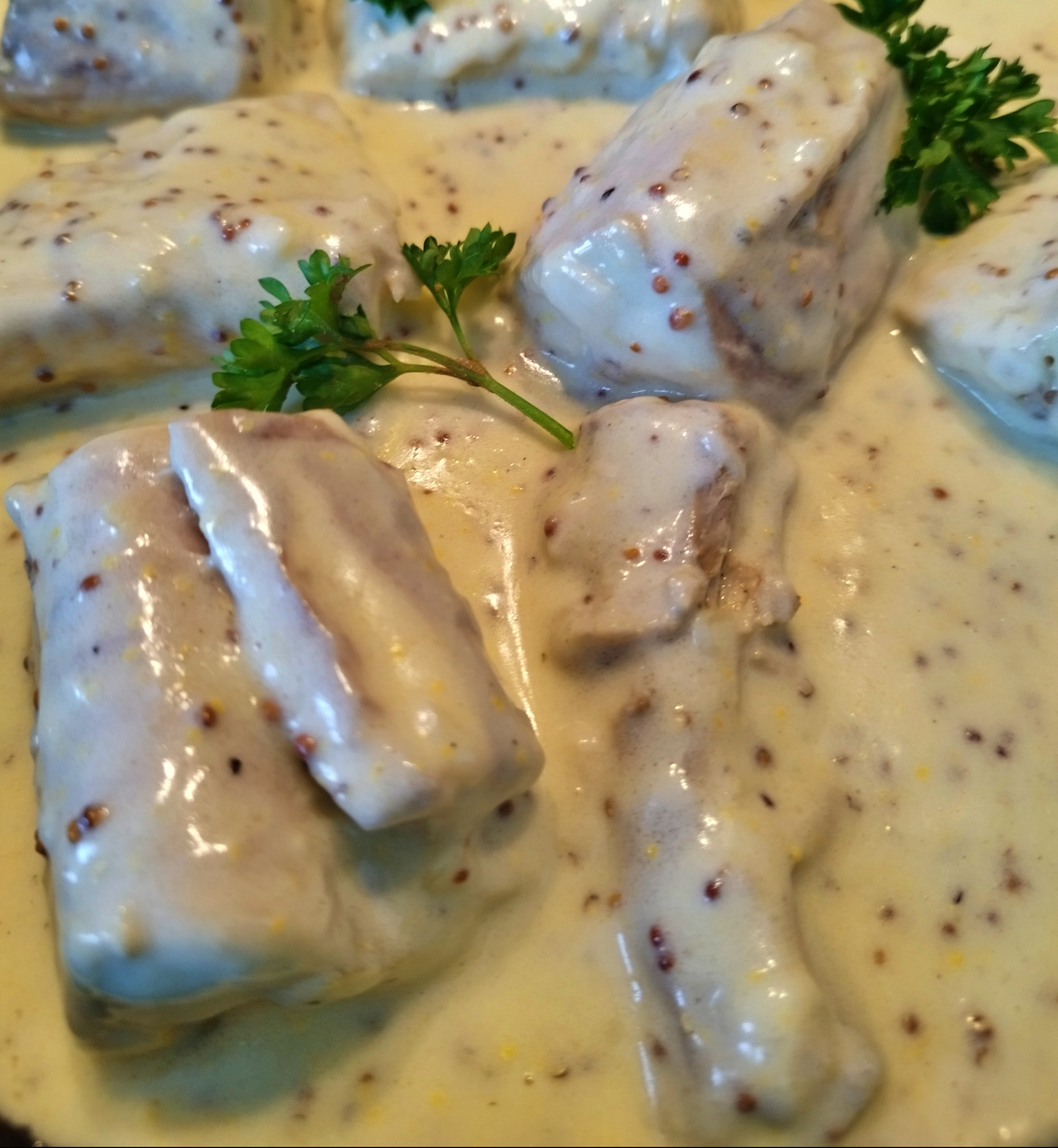 Saumonette (roussette) à la crème de moutarde à l’ancienne | Recette facile et savoureuse