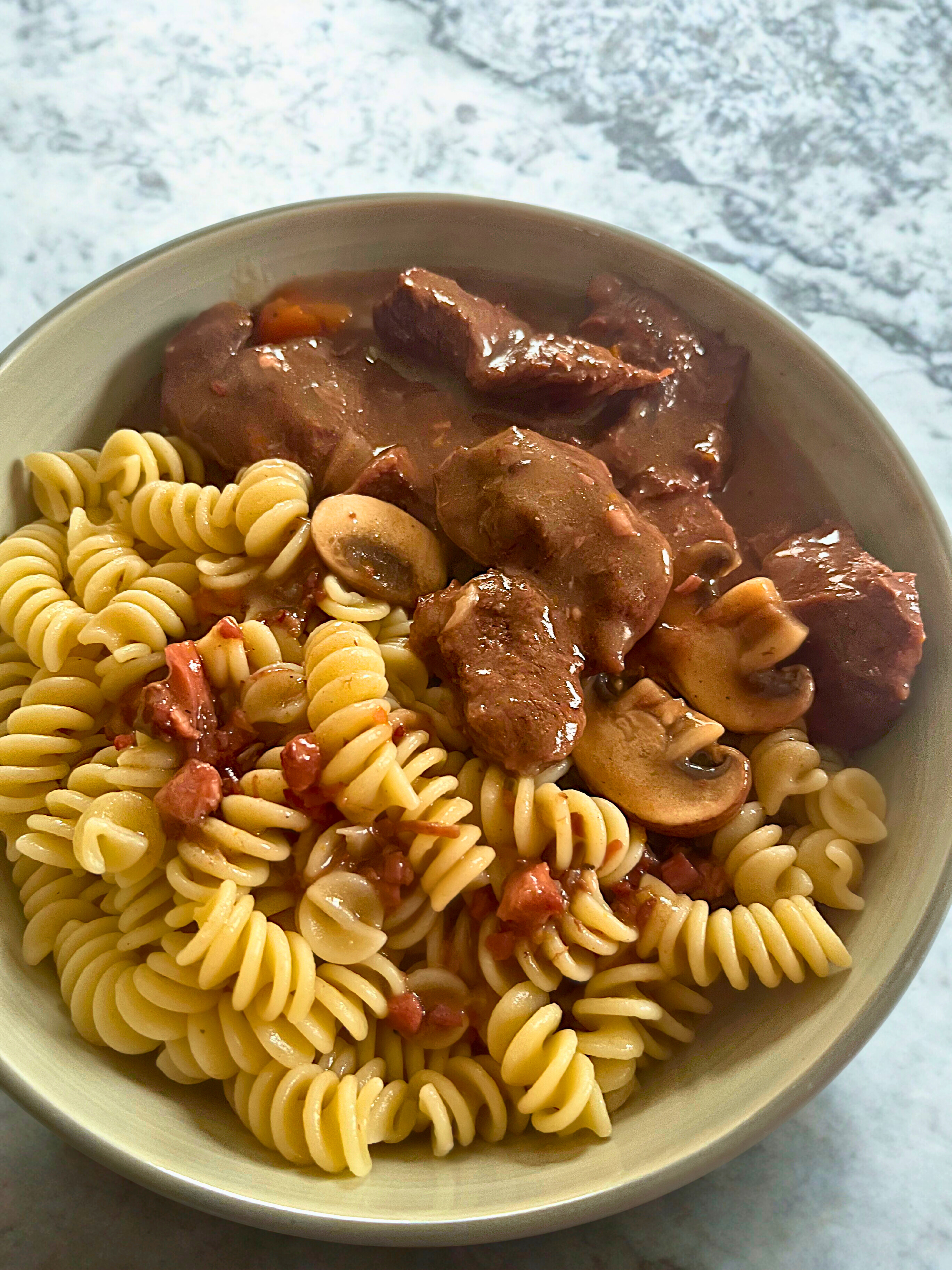 Assiette de bœuf bourguignon fait maison