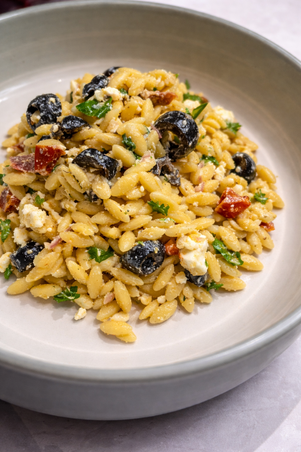Salade Fraîche d’Orzo à la Méditerranéenne : Pâtes Grecques Pleines de Soleil